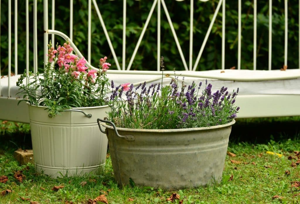 pot de fleurs original vieux ustensile de cuisine