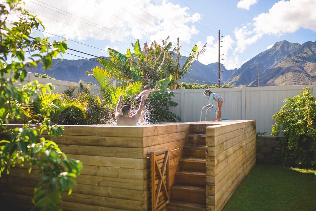  une terrasse en bois pour piscine hors sol étape de construction