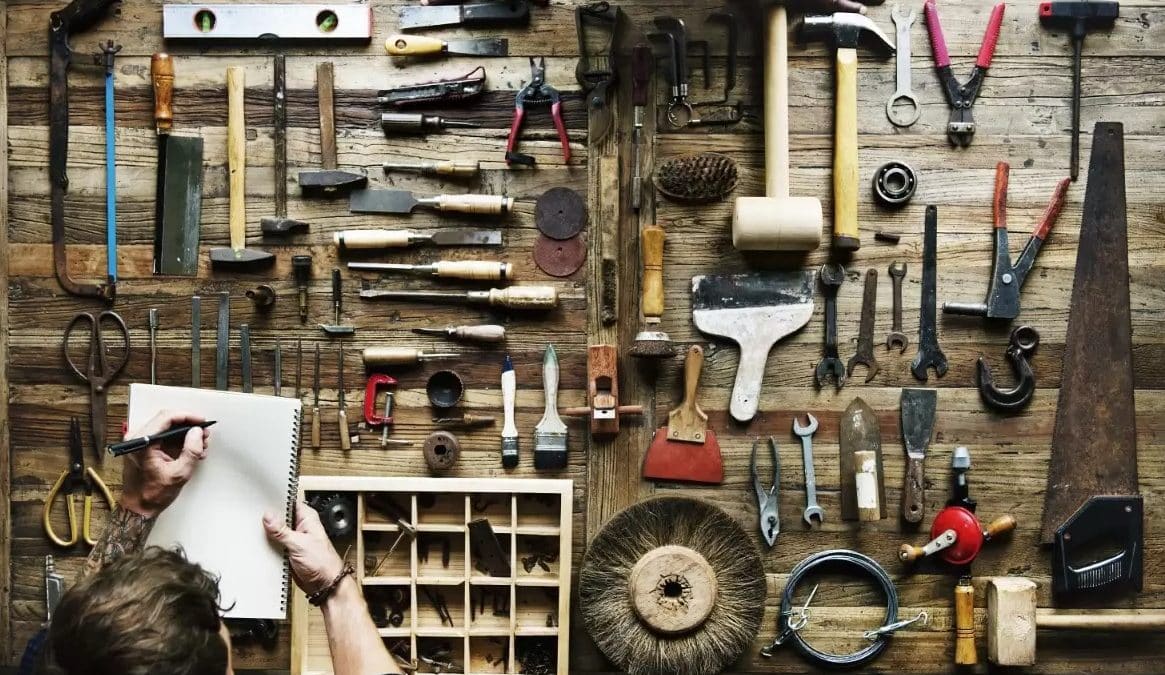 homme dans son atelier de bricolage