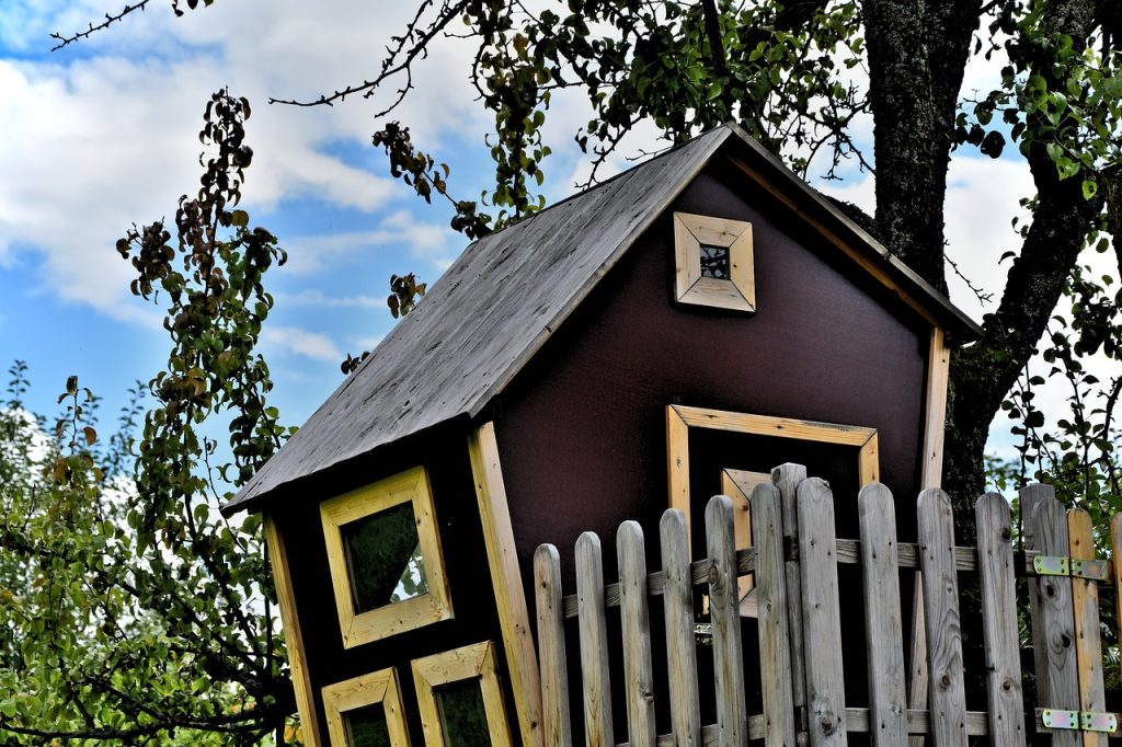 Construire une cabane en bois en plusieurs étapes
