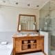 Installer une douche italienne dans une petite salle de bains moderne