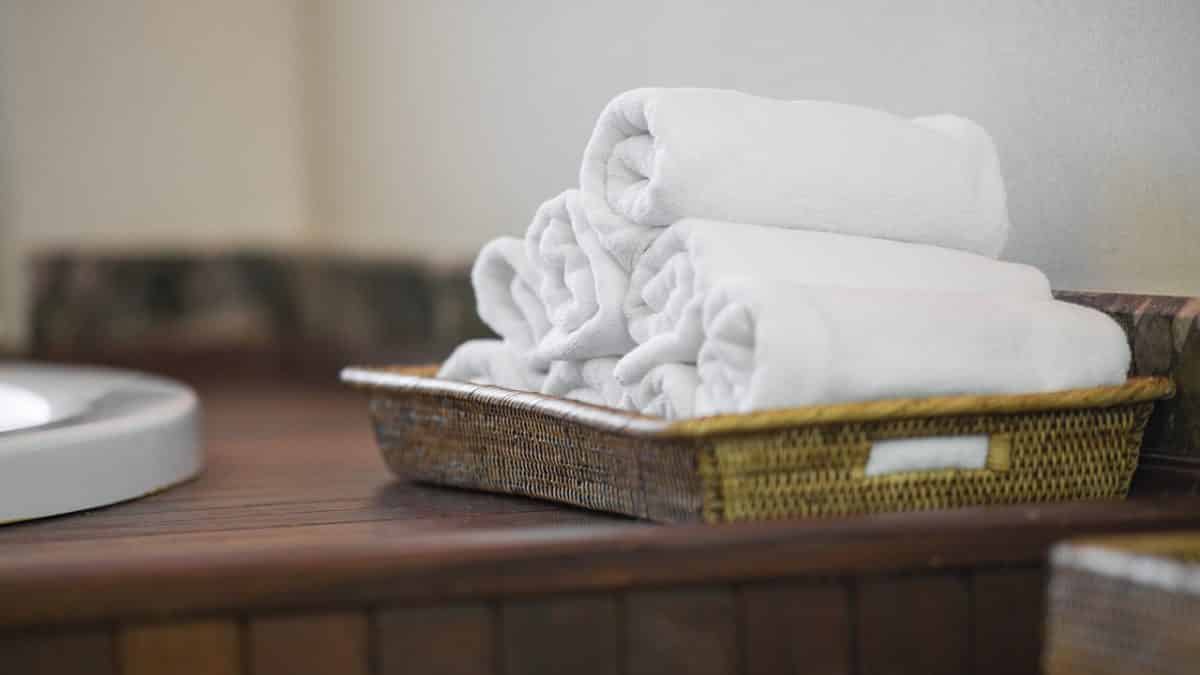 Salle de bain noir et bois moderne