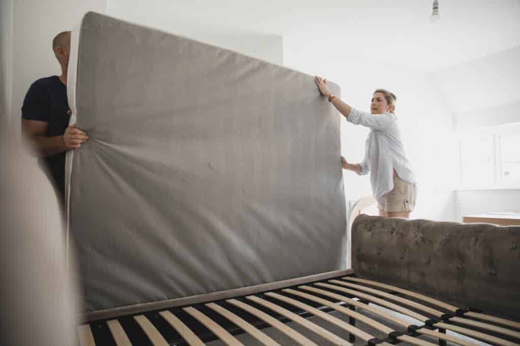 Lit avec sommier démontable, matelas