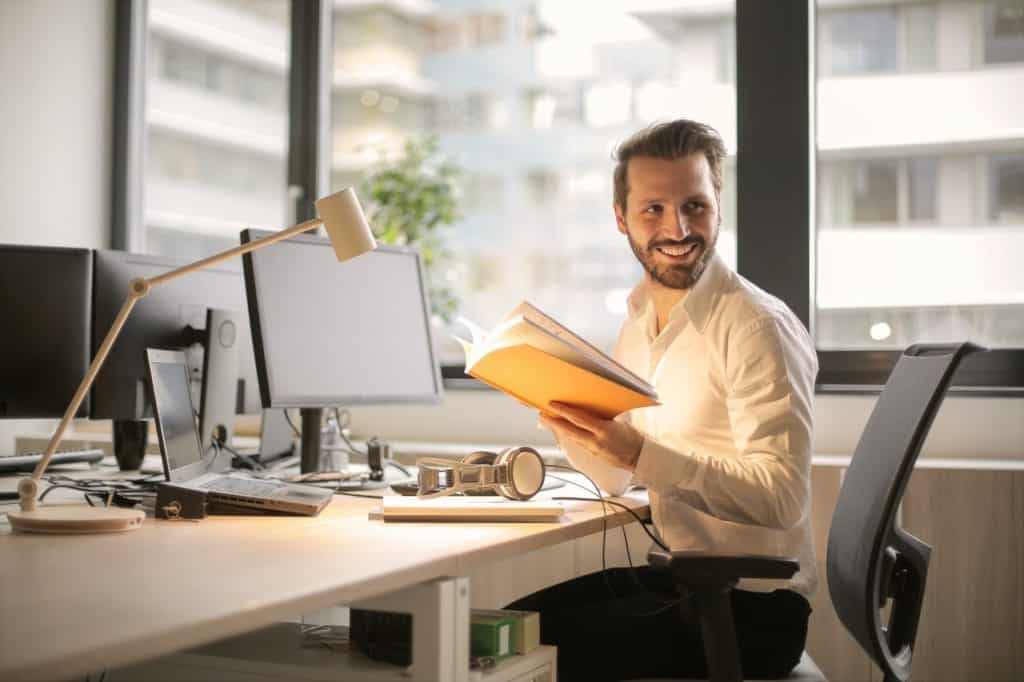 Choisir une chaise avec les bons accoudoirs