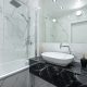 Créer une salle de bain luxueuse avec une colonne de douche