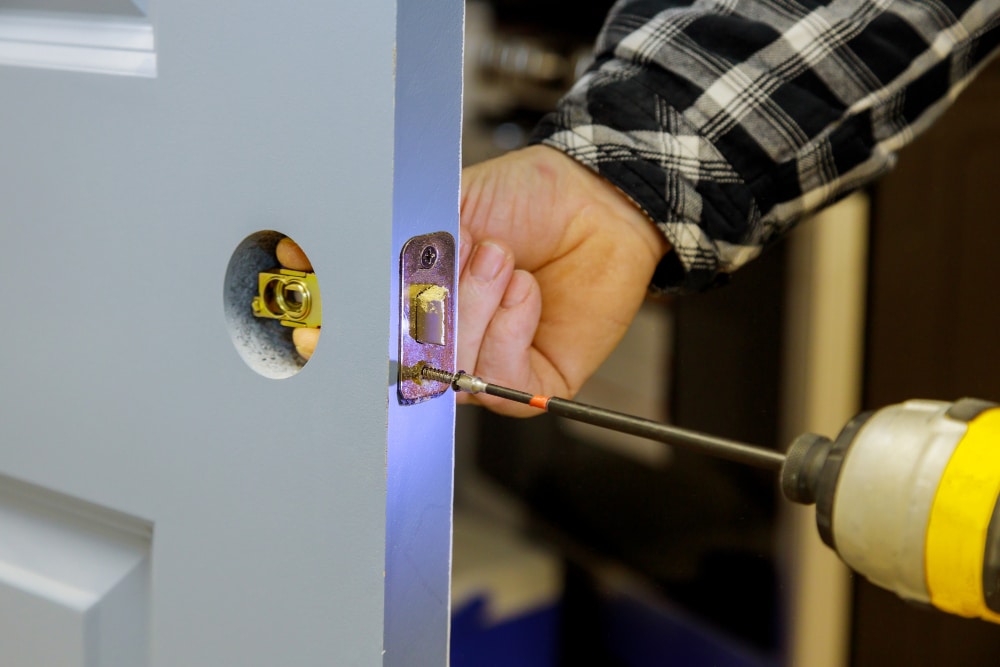 Pour une poignée de porte sur rosace avec serrure