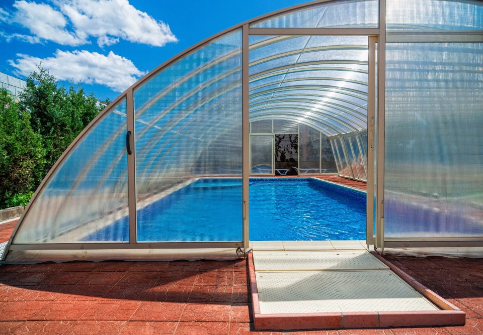 Abri de piscine avec ou sans rail