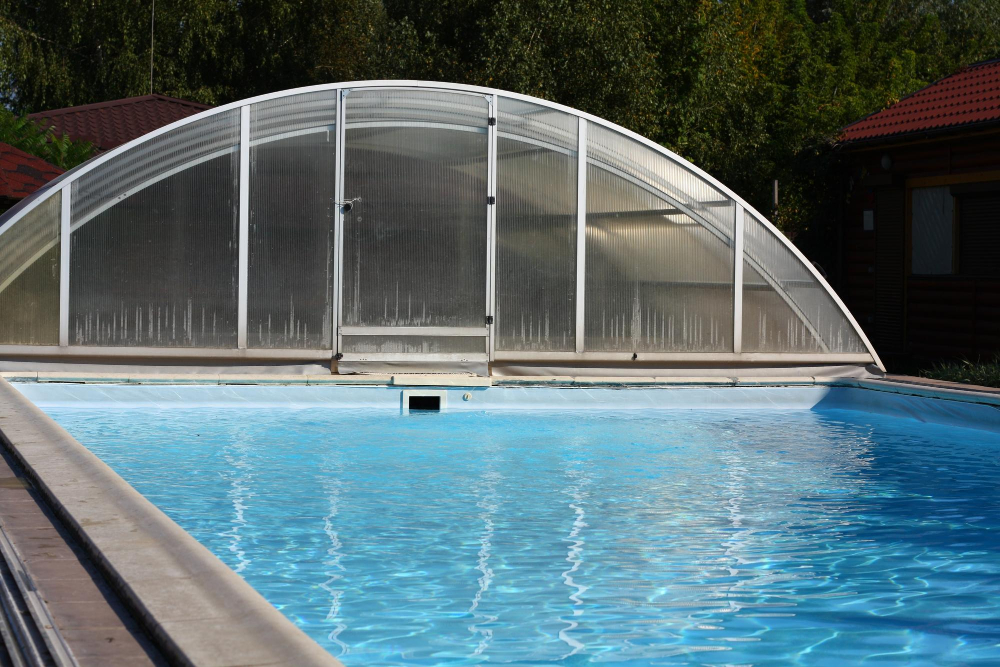 Comment fonctionne un abri de piscine avec rail