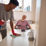 Choisir une coopérative de services à la personne pour les ménages