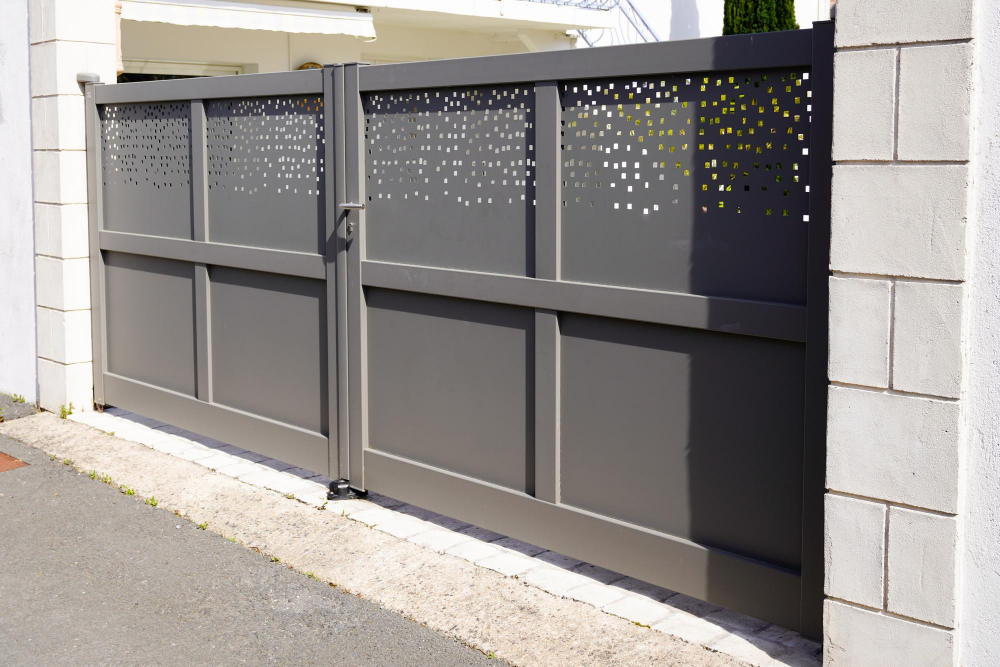 Comparaison avec le fer forgé, le bois et le pvc