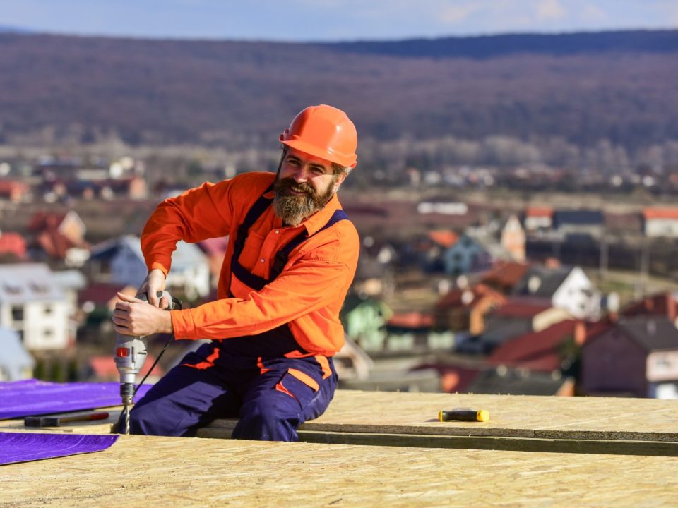 Comment assurer l’étanchéité durable d’une toiture face aux intempéries