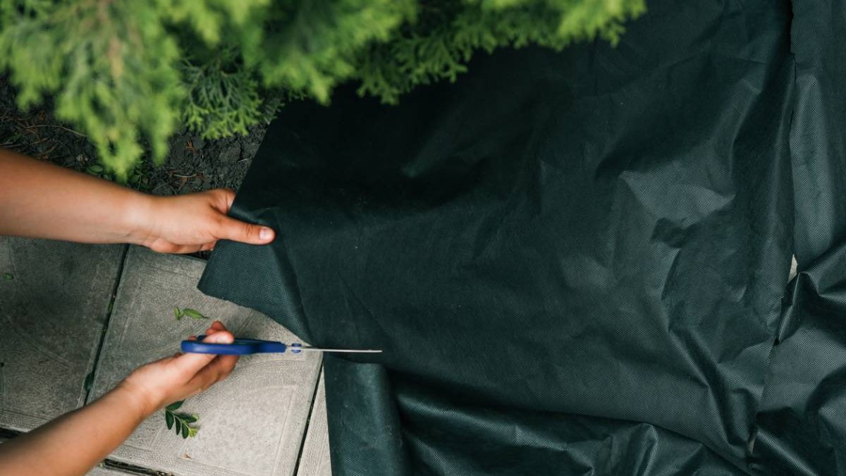 Quel géotextile choisir pour vraiment stopper les mauvaises herbes