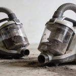 Deux aspirateurs a cendres poses au sol remplis de suie