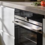 Cuisine moderne a Paris avec four pose sous plan de travail