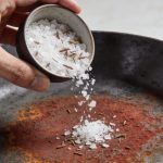 Main de cuisinier versant sel d oseille sur tache de rouille