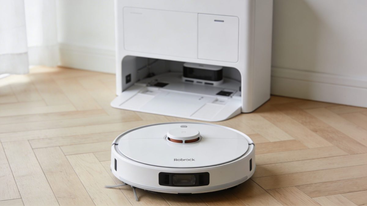 Robot aspirateur Roborock sur parquet clair devant station blanche multifonction