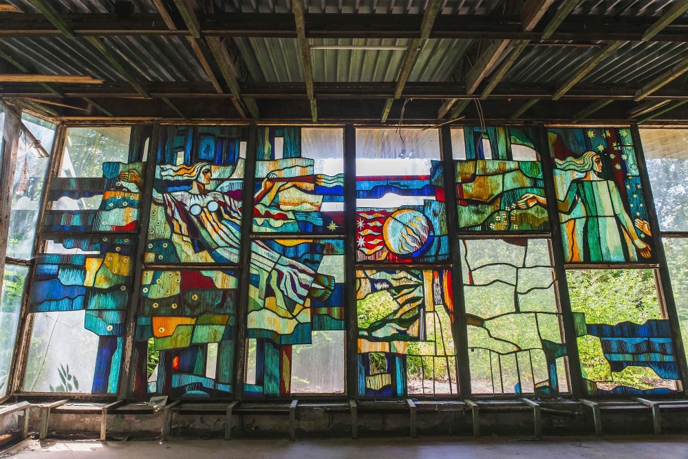 Jouer avec les films adhésifs pour créer des effets visuels sur le vitrage