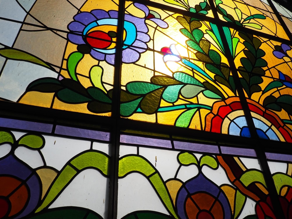 Miser sur les adhésifs décoratifs pour sublimer les fenêtres