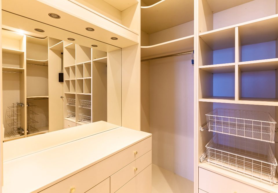 Comment créer un dressing sur mesure adapté à ses besoins