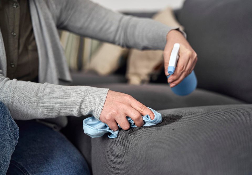 Comment nettoyer un canapé en tissu et lui redonner tout son éclat