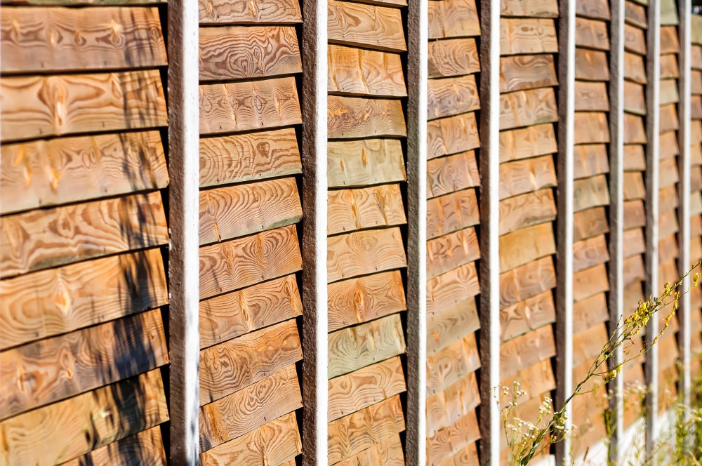 Les avantages du bardage en bois face aux autres matériaux
