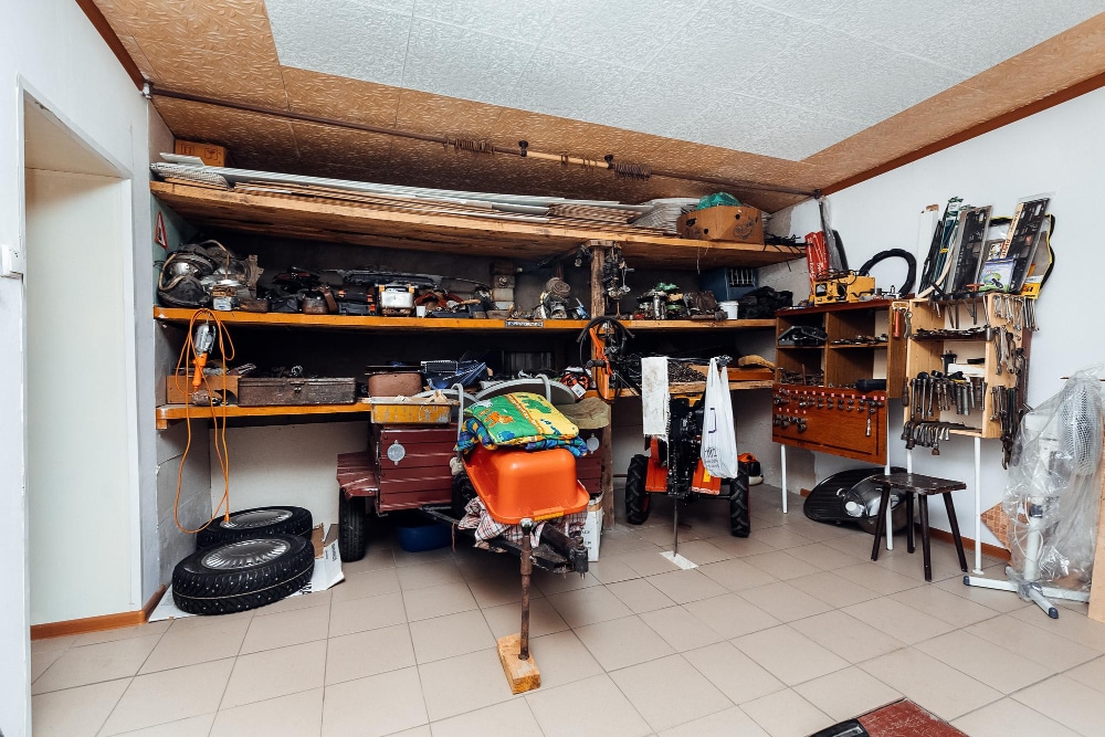 Utiliser des matériaux simples et recyclés pour organiser à moindre coût
