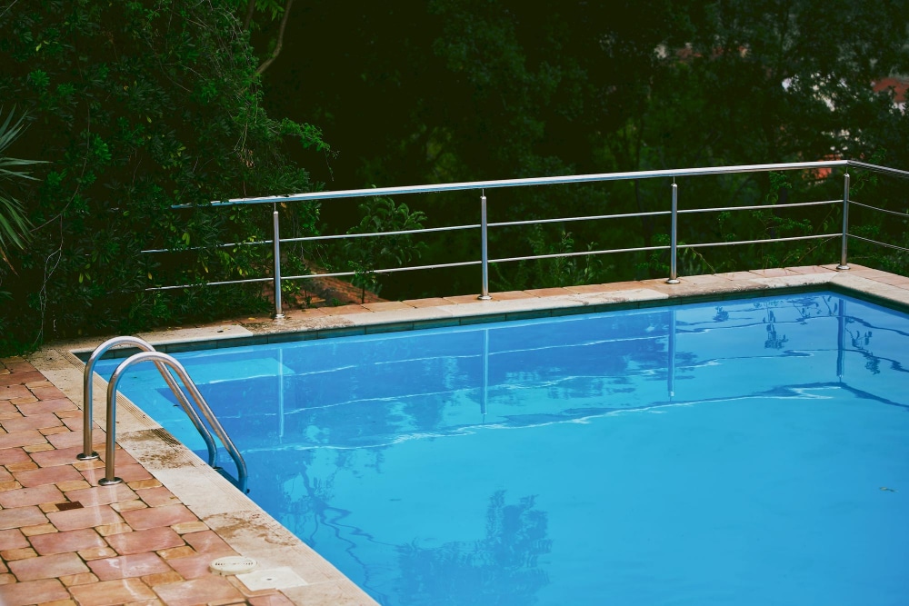 Pourquoi installer une barrière de piscine
