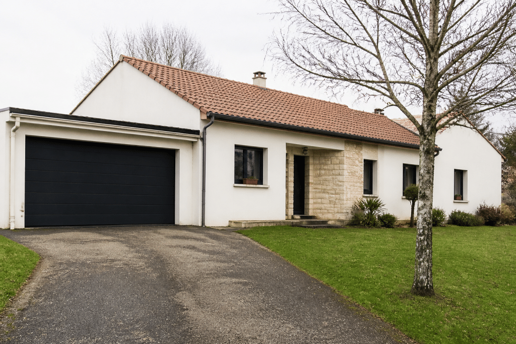 Maison familiale plain-pied avec garage latéral et aile perpendiculaire