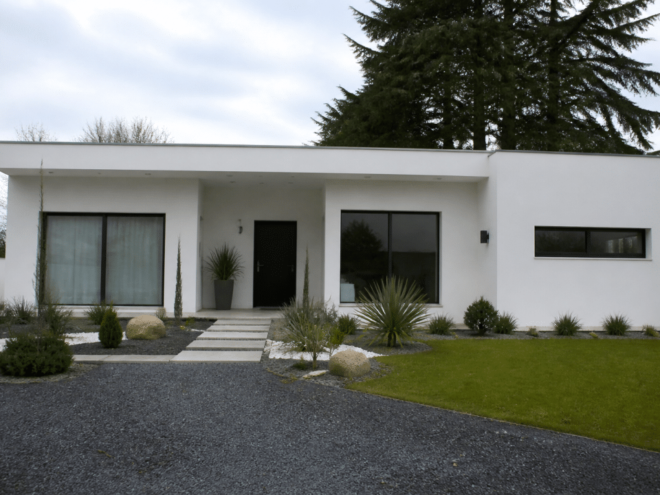 Maison blanche moderne vue de face toit plat horizontal