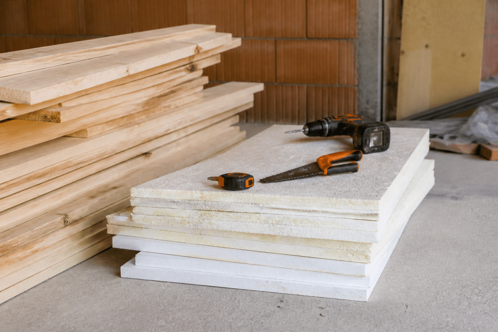 Planches bois, plaques isolantes et outils de construction assemblés