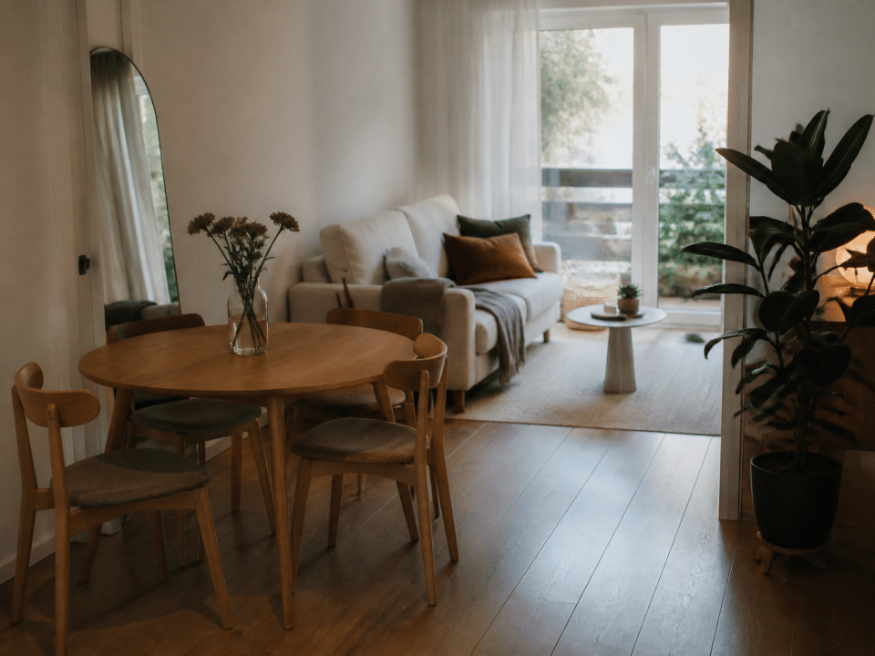 Petit salon salle a manger mobilier compact espace ouvert