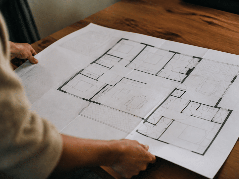 Plan architectural affichant trois chambres et suite parentale spacieuse