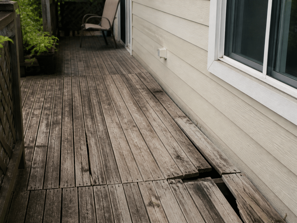 Terrasse en bois ancien avec planches usees attendant reparation