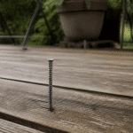 Vis metalliques enfoncees verticalement dans bois de terrasse