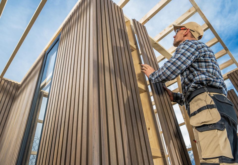 Quelles étapes suivre pour poser un bardage en bois vertical